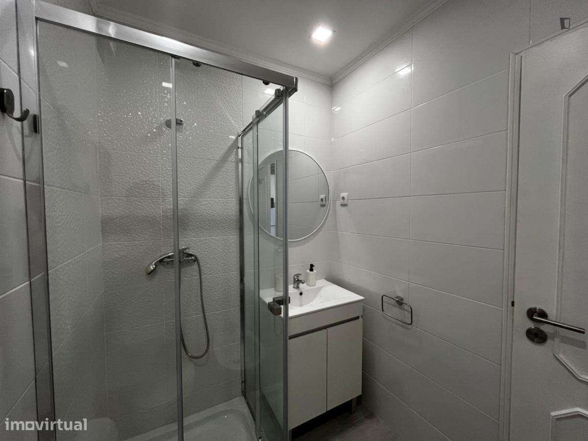 Quarto - localizado em Custóias Porto - Grande imagem: 2/23