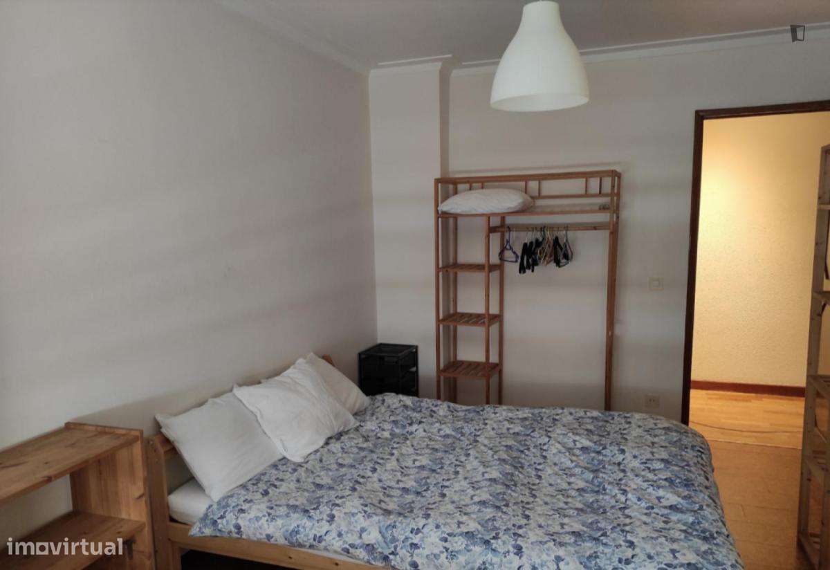 Quarto - localizado em Santa Marinha Porto - Grande imagem: 3/10
