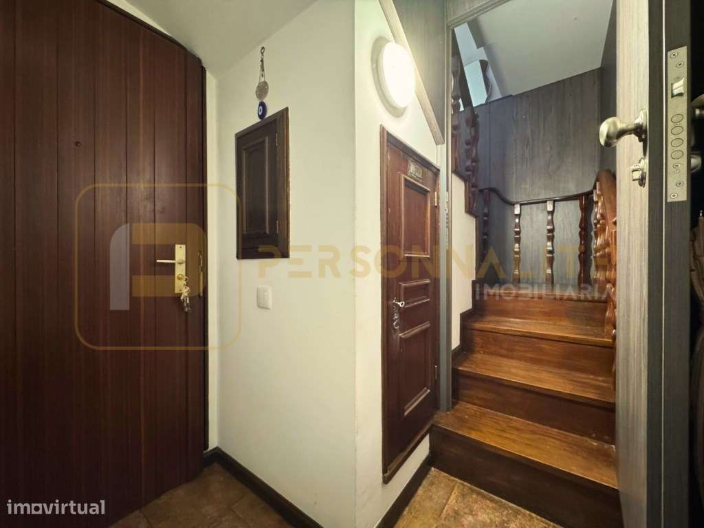 Apt. Duplex T4 + T3 c/ terraço e vistas sobre a Penha-11