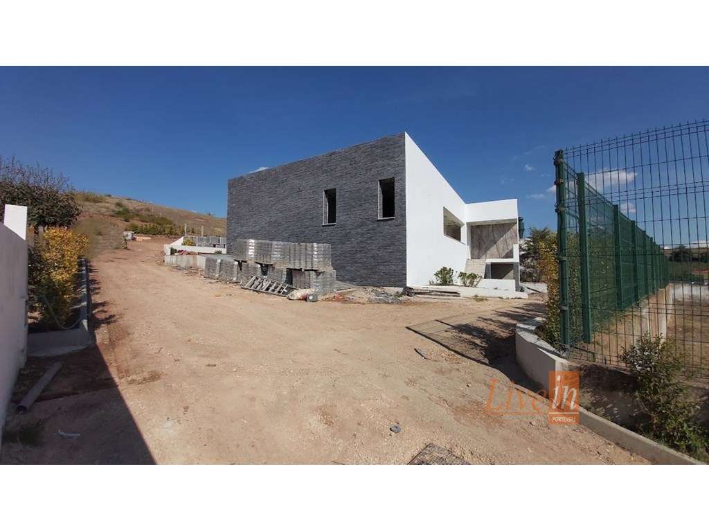 Quinta com Moradia T4 Isolada na Azueira em Mafra-35