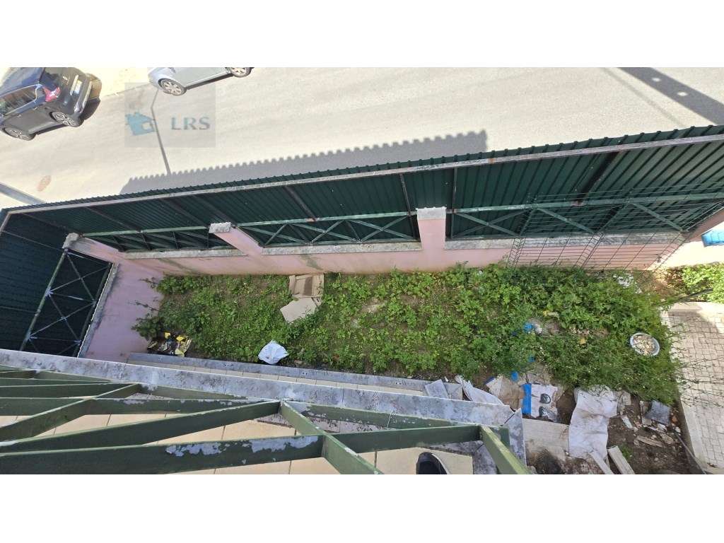 Moradia em Alcoitão - Excelente Oportunidade

Situada numa zona r...-16