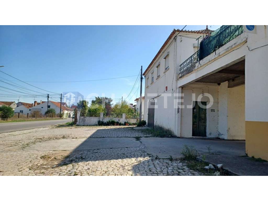 Prédio com habitação, armazém, e logradouro a 3 minutos de Tomar. - Grande imagem: 2/40