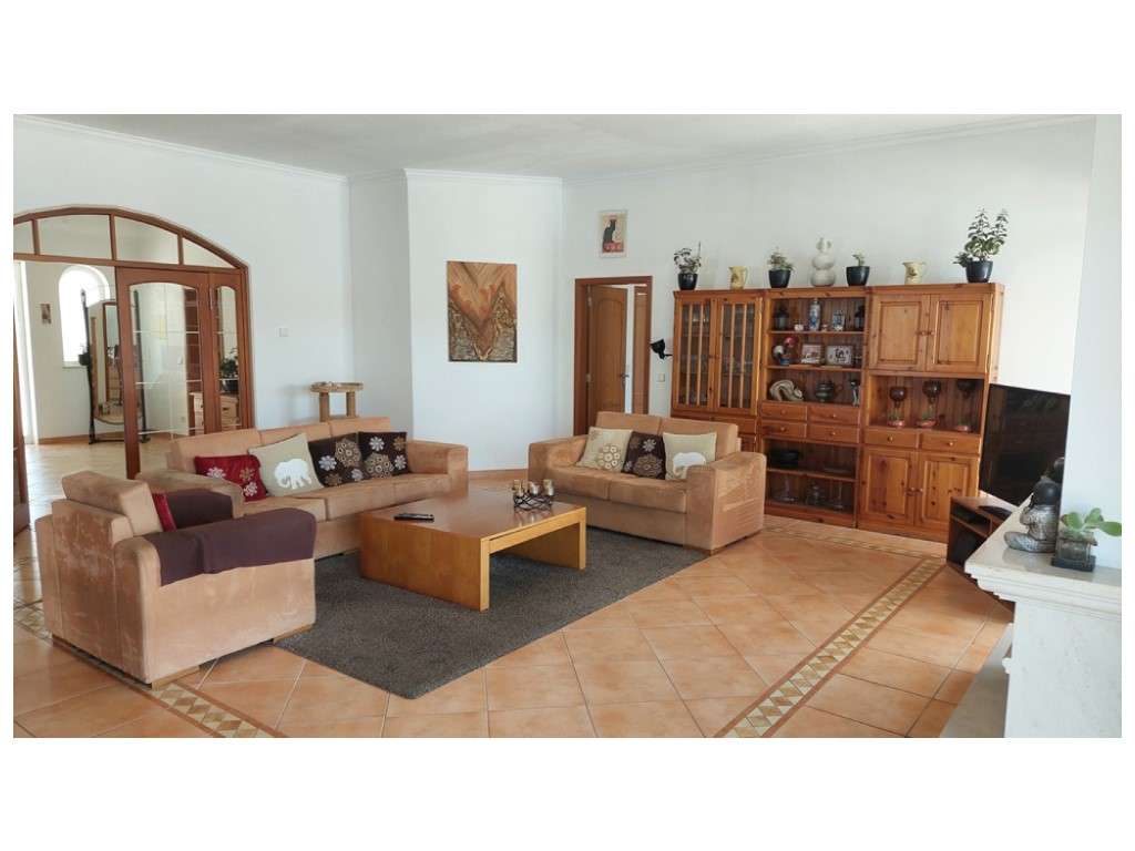 Moradia térrea, individual T4 com piscina e jacuzzi, zona Coimbrão-5