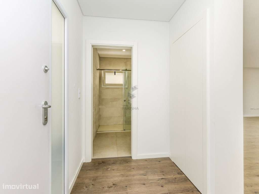 MORADIA T4 NOVA
Famões, moradia independente V4+1 nova com Jardim,...-10