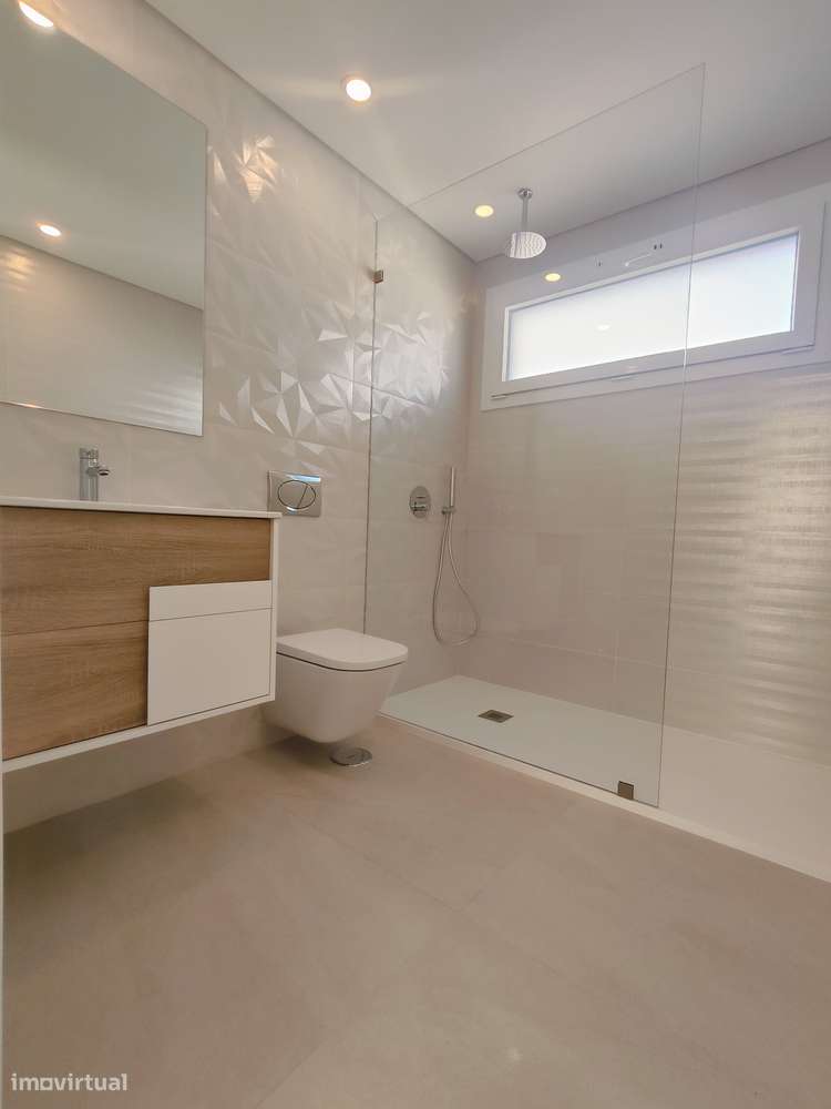 Oferta 1% do Valor de Aqusição - Moradia T4 + 1 com Piscina e Garagem-42