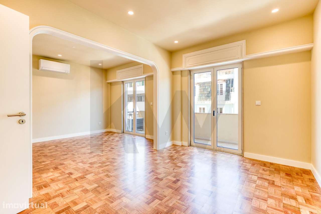 Novidade: T3 remodelado em Arroios com suite e varandas - Grande imagem: 2/45