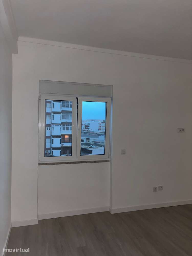 Apartamento Renovado com Vista Rio em Barreiro-10