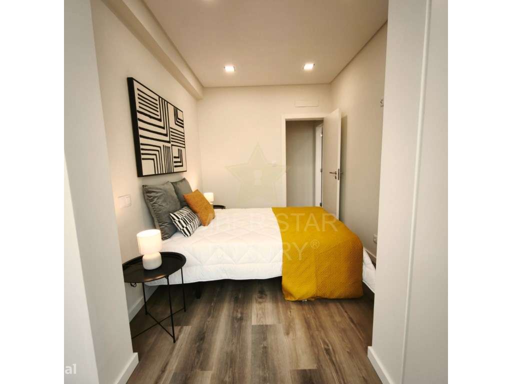 Apartamento T3 Renovado em Benfica com Excelente Luz Natural-12