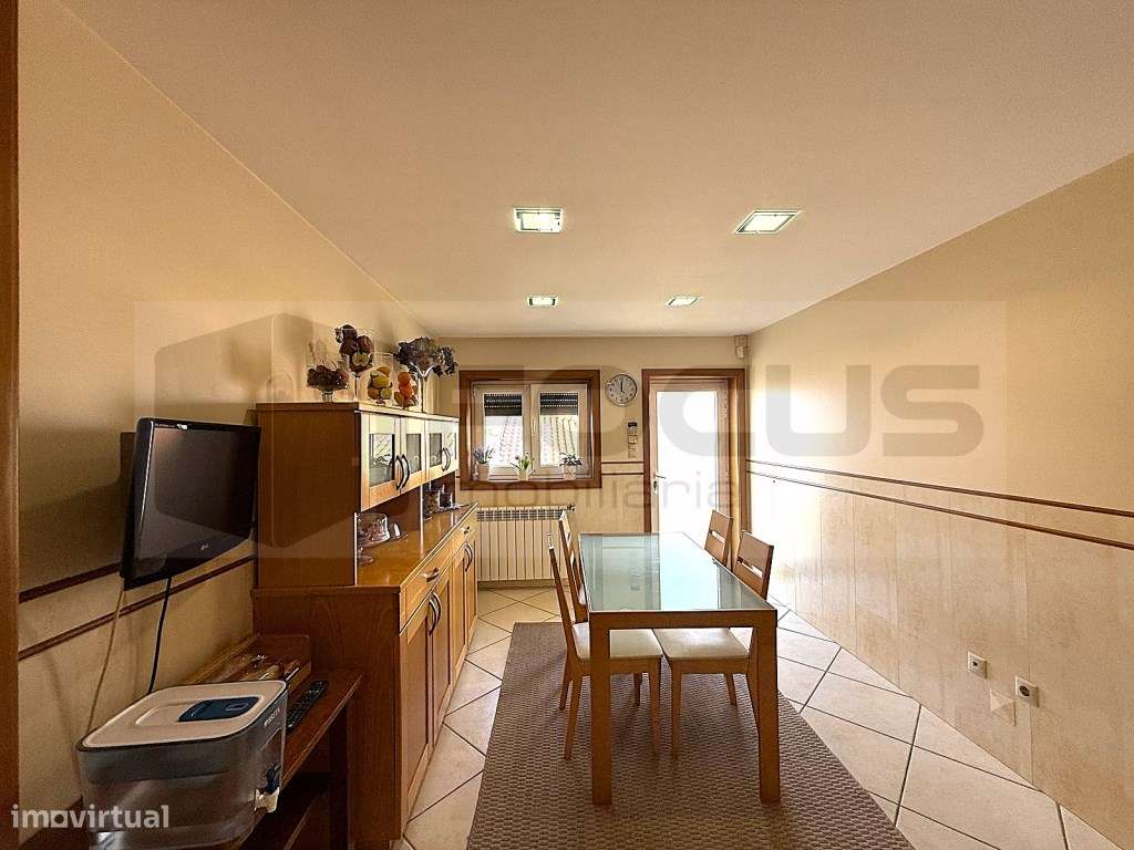 Espaçosa moradia T4 para venda em Esgueira-12