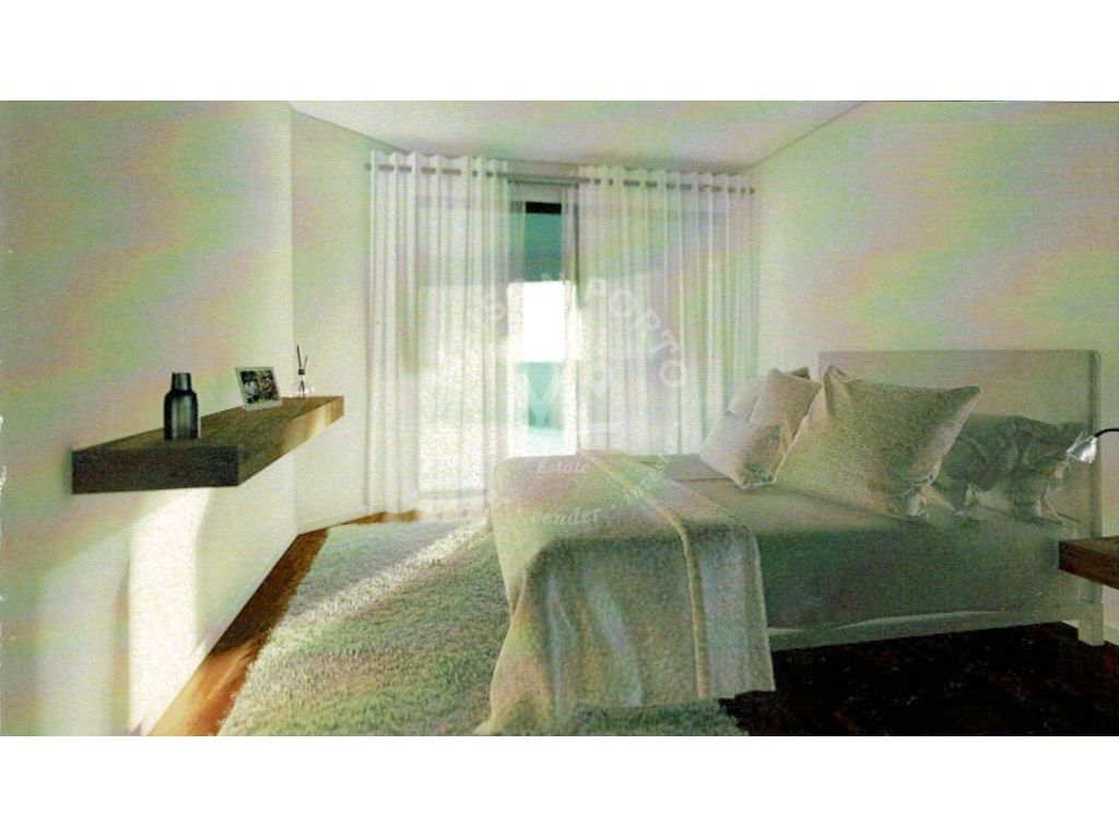 Apartamento T3 com Suite, Varanda, Arrumos e Garagem no C...