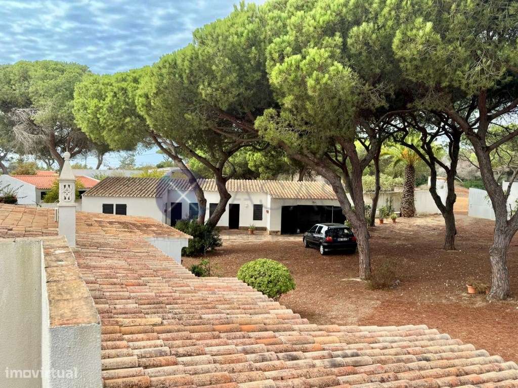 Excelente Moradia térrea com lote de 2430 m2 , com piscina e acesso...-24