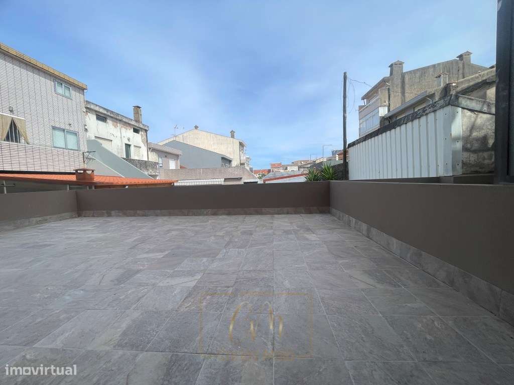 T2 remodelado com terraço no centro das Caxinas a 250mts da praia-10