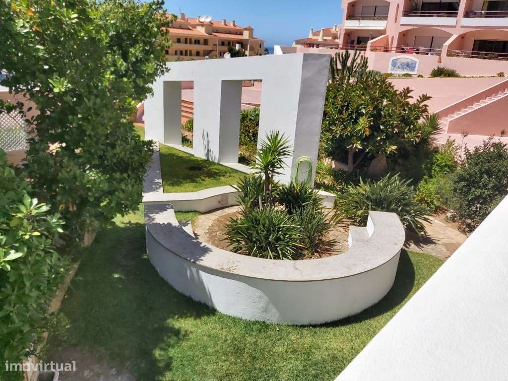 T2 remodelado em condomínio com piscina e campo de ténis-10