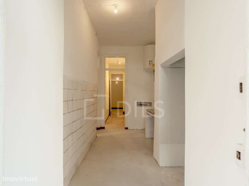 Apartamento T2 com terraço, para reabilitar nos Anjos, Lisboa-15