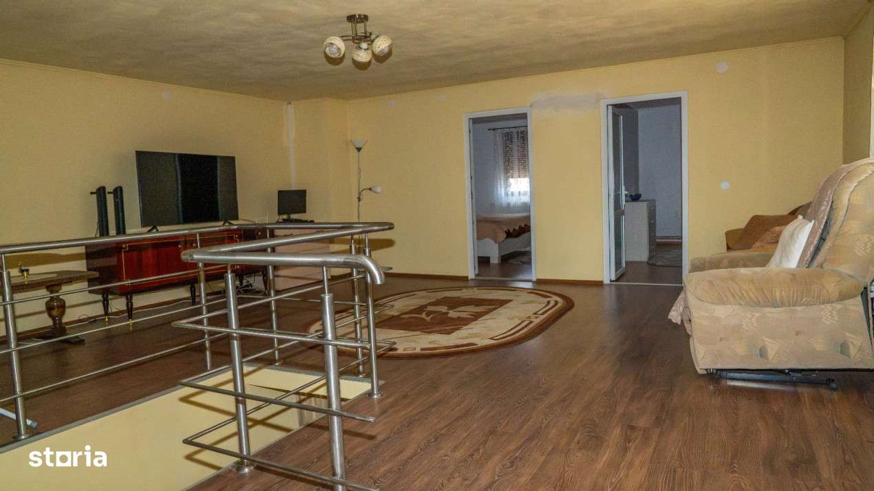 Casa cu 6 camere suprafata 220mp si teren 1700mp spre vanzare in Rosia - Imagine principală: 4/19