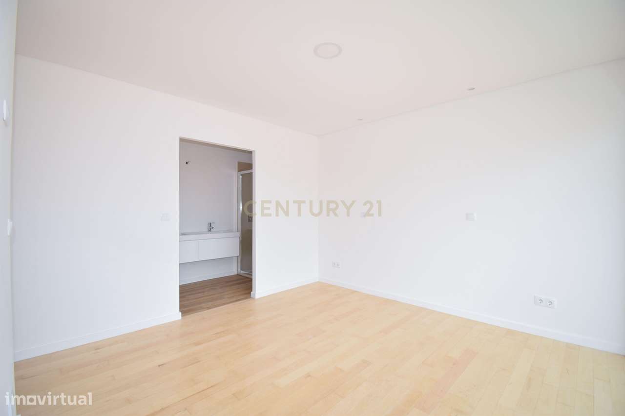 Moradia T4 de Arquitetura Moderna e Sustentável em Famões - Casal do R-15