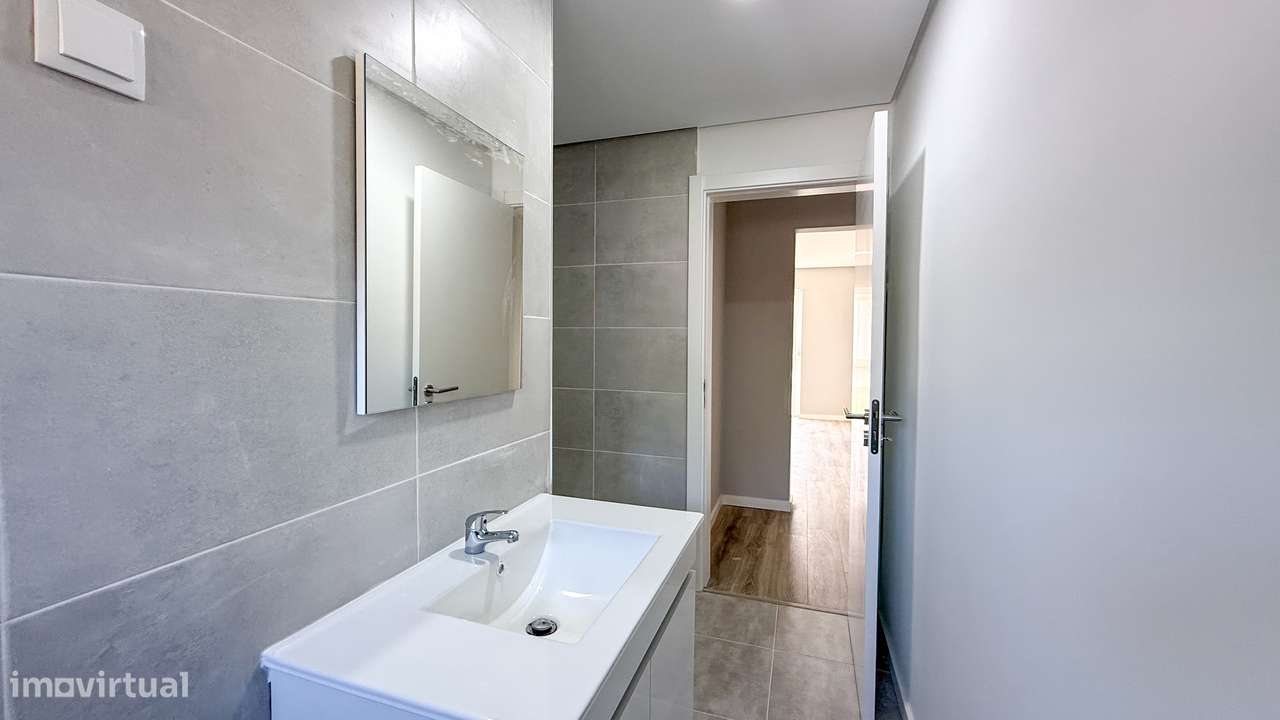 T2 renovado, com ótimas áreas e muita luz natural no centro de Almada.-17