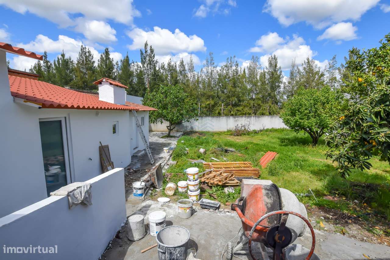 Moradia T3 remodelada com Anexos, Garagem e Poço.-37