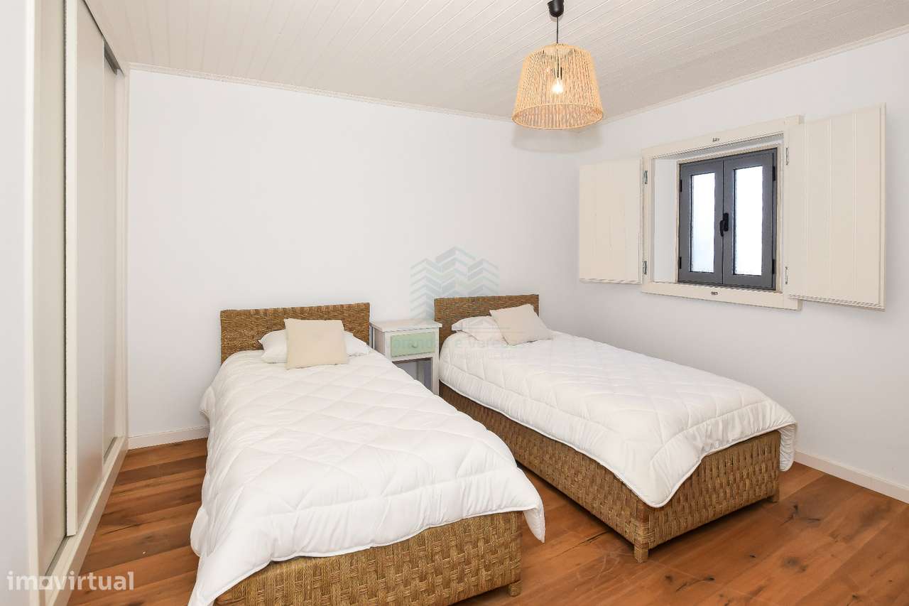 Moradia T3 remodelada com logradouro e terraço — Bugalhos-16