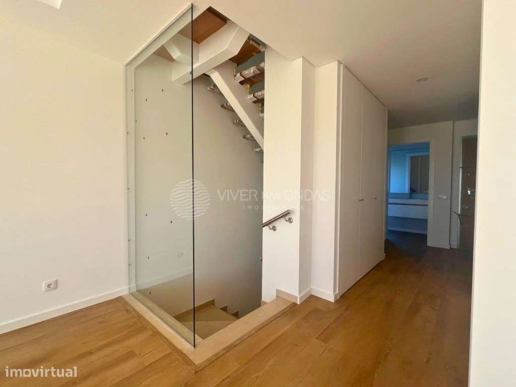 Moradia T4 de Luxo na Nova Urbanização da Caparica.-7