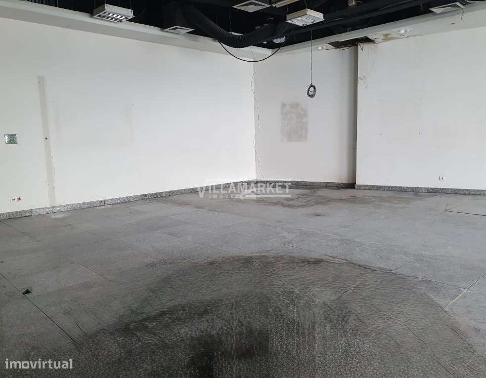 Loja da banca com 221 m2 situada na EN 118 em pleno Centro de Samora C-5