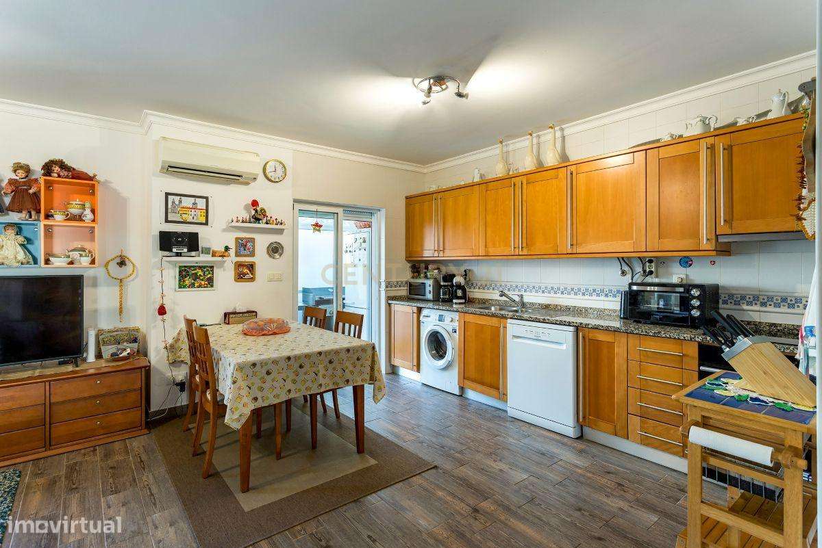 Apartamento T2 com Grandes Varandas e estacionamento no Mato Santo Esp-5