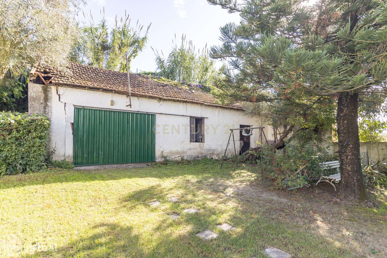 Moradia com construções de apoio, piscina e localização priviligiada-51