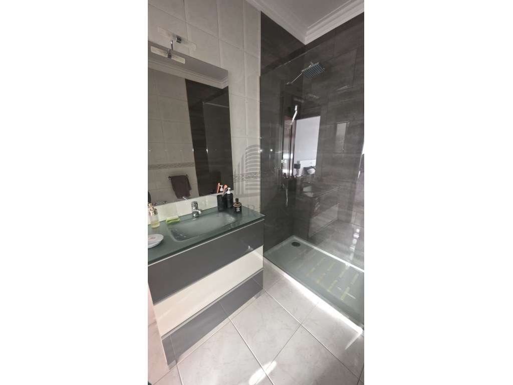 Apartamento T3 no Centro de Canelas - Uma Oportunidade Imperdível!-12