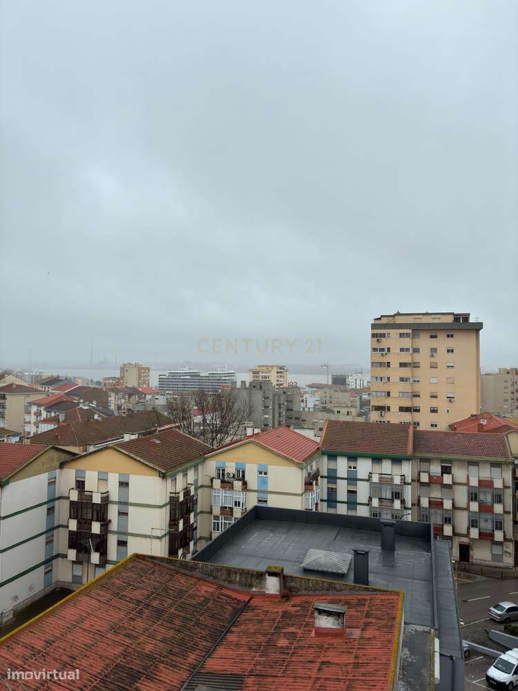 Apartamento Renovado com Vista Rio em Barreiro - Grande imagem: 4/16