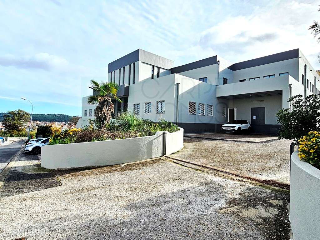 Espaçoso e funcional escritório com 600m2, em Carnaxide, Oeiras-56