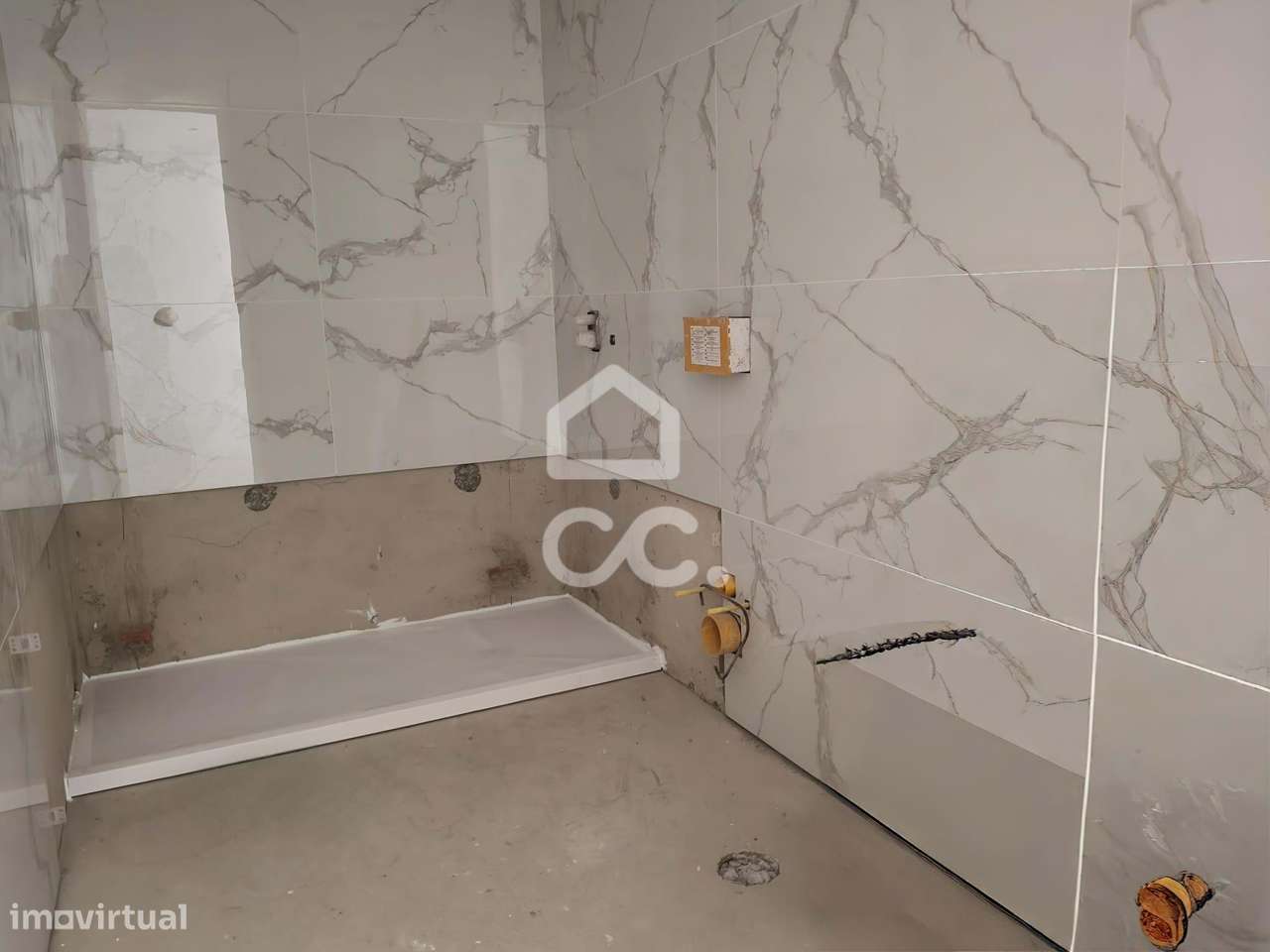 Moradia T3 Nova com 3 Suites, Jardim e Terraço – Design Contemporâneo-21