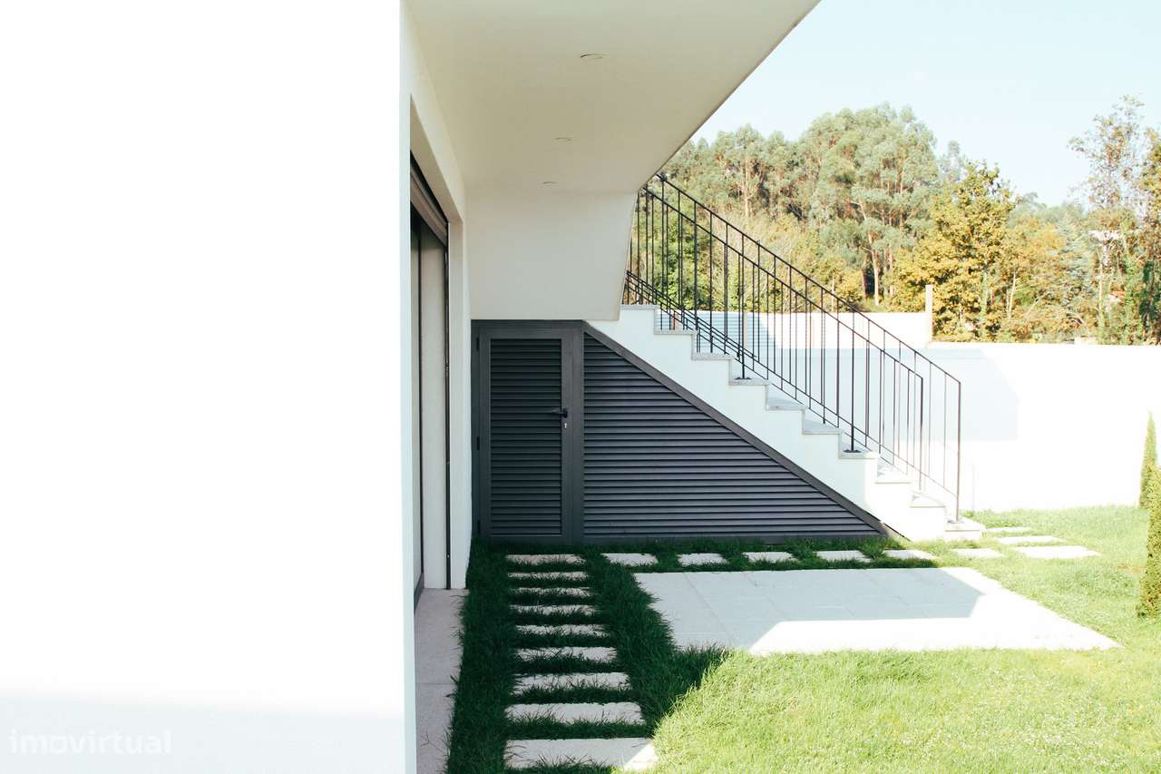 Moradia Exclusiva com Piscina- Pronta a Habitar-16