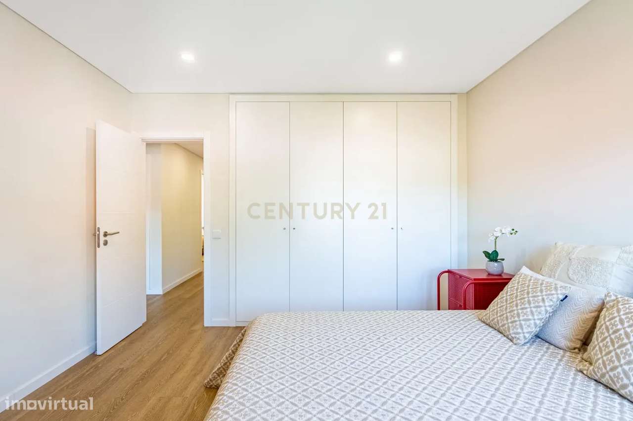 T3 Totalmente Renovado no Estoril – Conforto, Modernidade e Qualidade-11