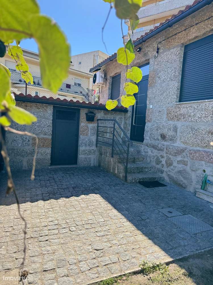 Oportunidade Única: Moradia T3 Reabilitada em Azurém – Guimarães-14