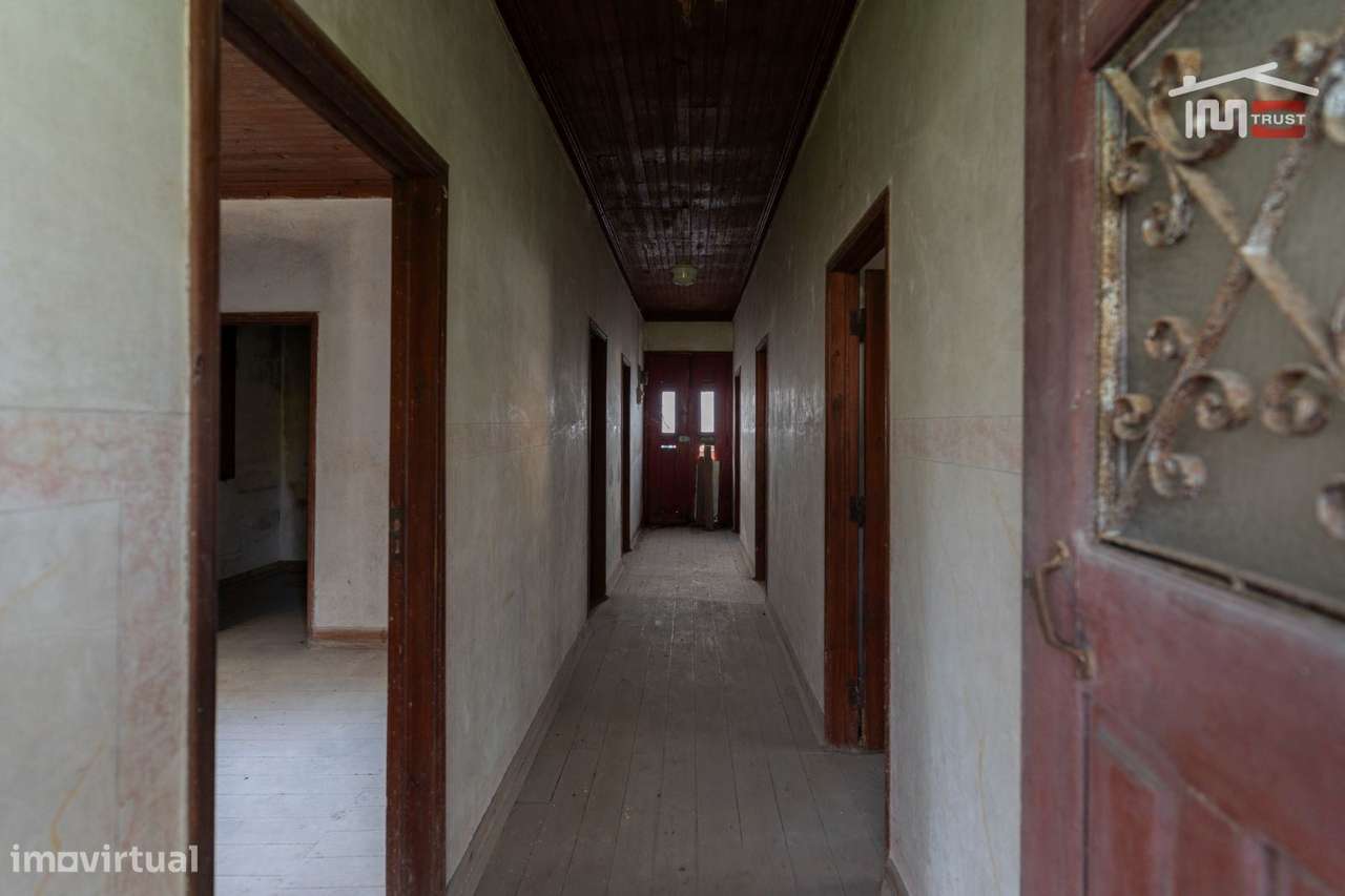 Excelente moradia térrea T3 para recuperar-5