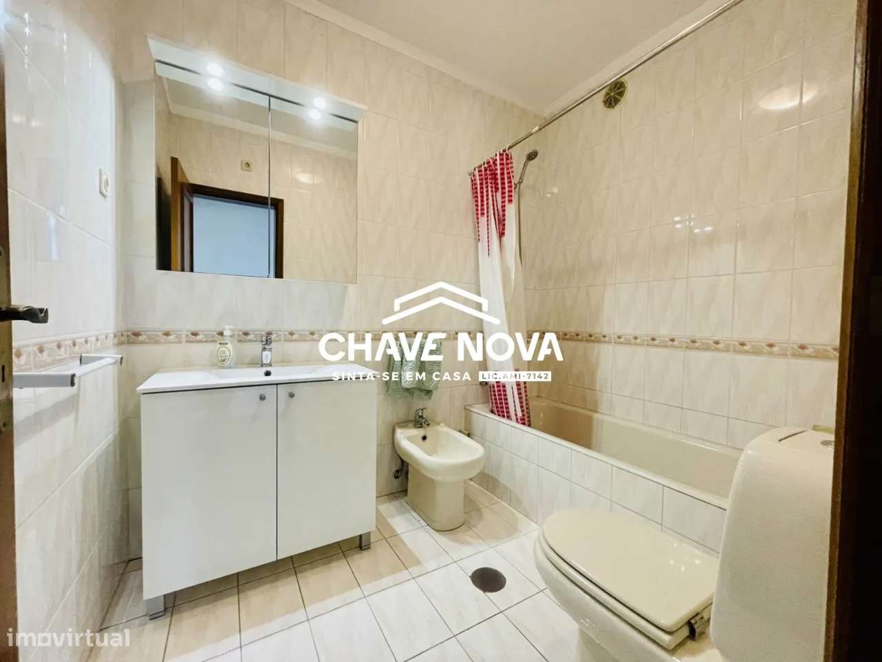 Apartamento T3 com Terraço junto à EN1 em Santa Maria da Feira-13