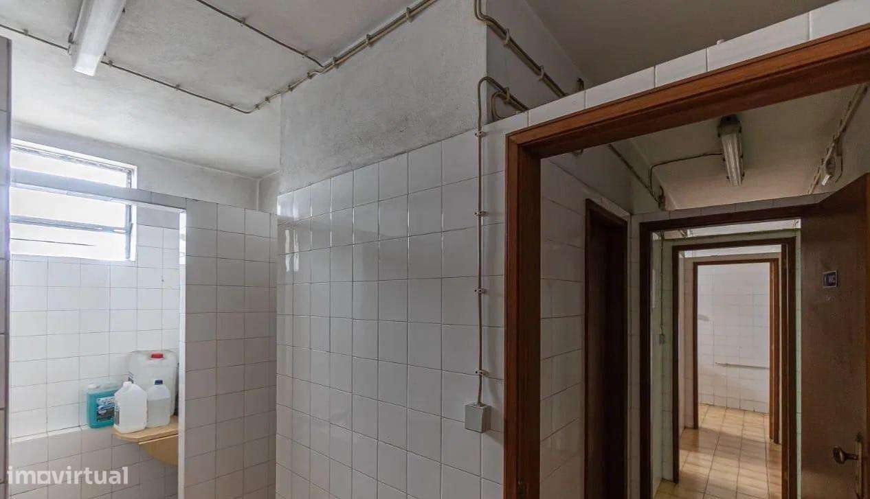 Armazém em Grijó – Versatilidade, Espaço e  Localização...-13