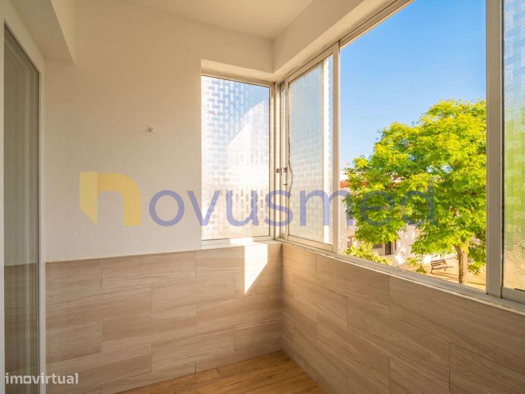 Apartamento T2 totalmente remodelado em zona central nas Ferreiras-17