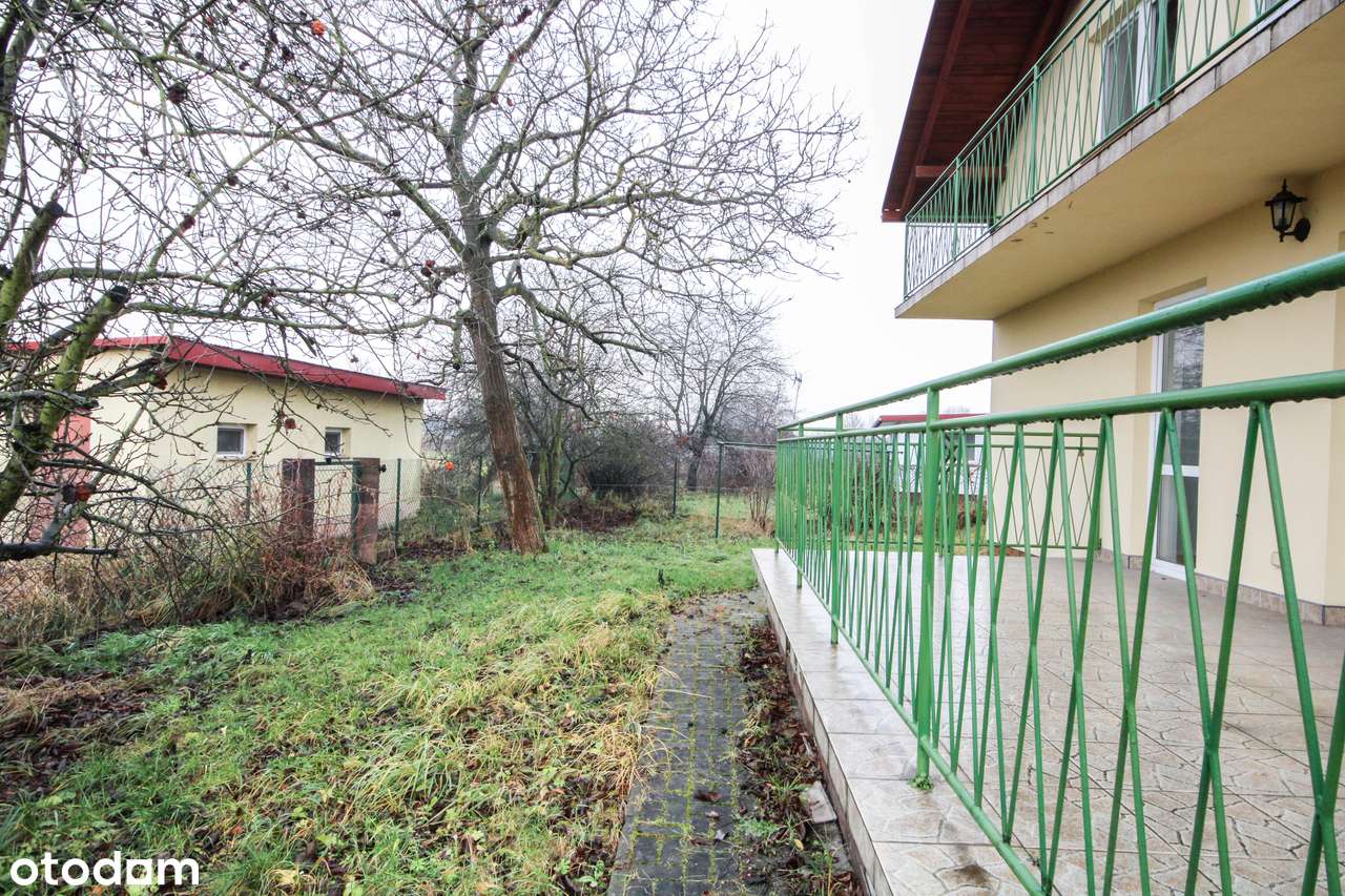 Dom z użytkowym poddaszem w spokojnej okolicy-18