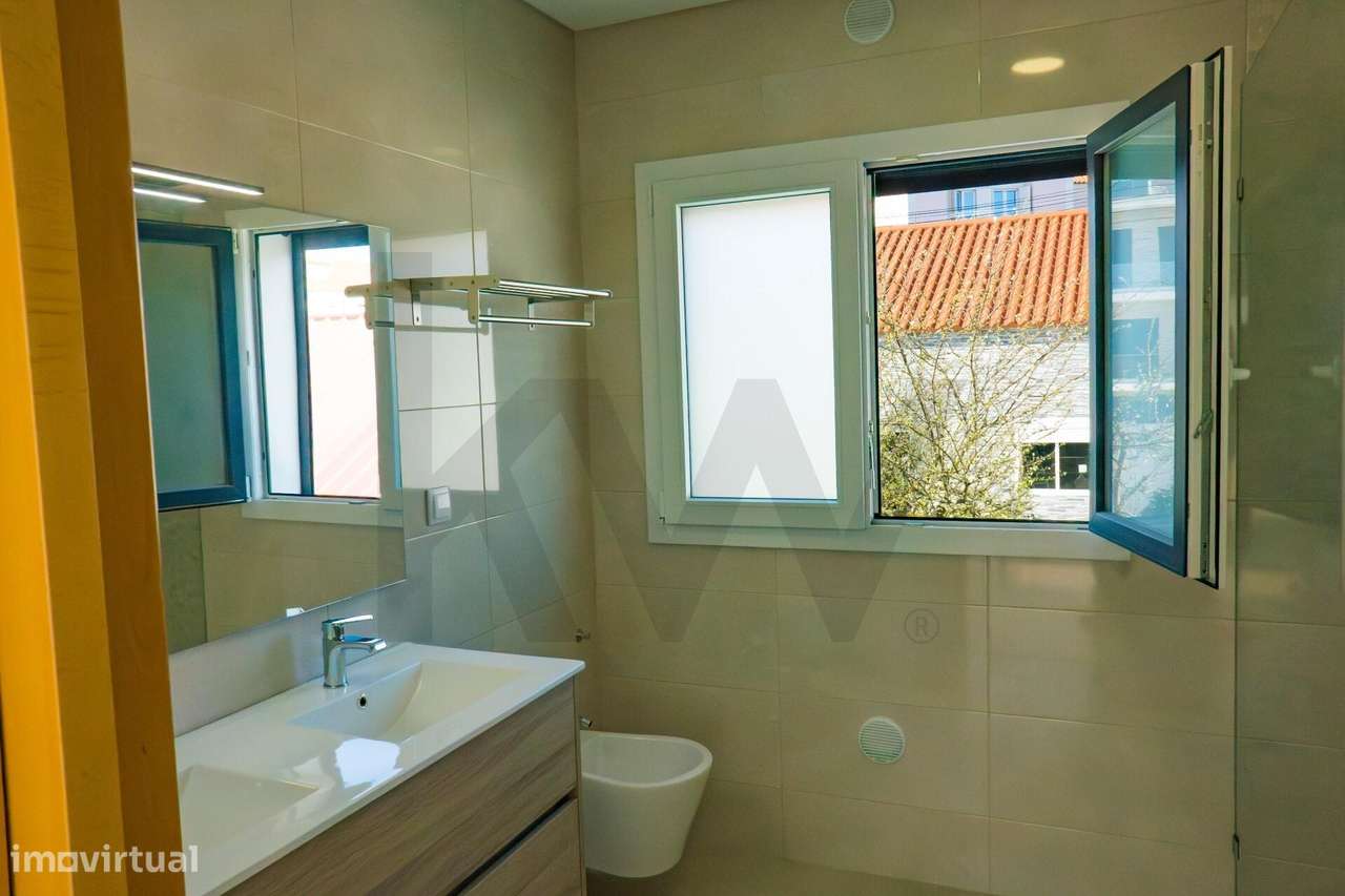 T3 Isolada em Famões: A Estreia Perfeita para a sua Família-33