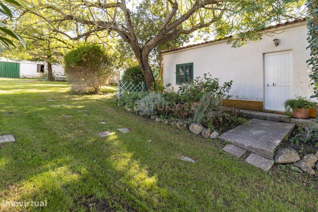 Moradia com construções de apoio, piscina e localização priviligiada-38