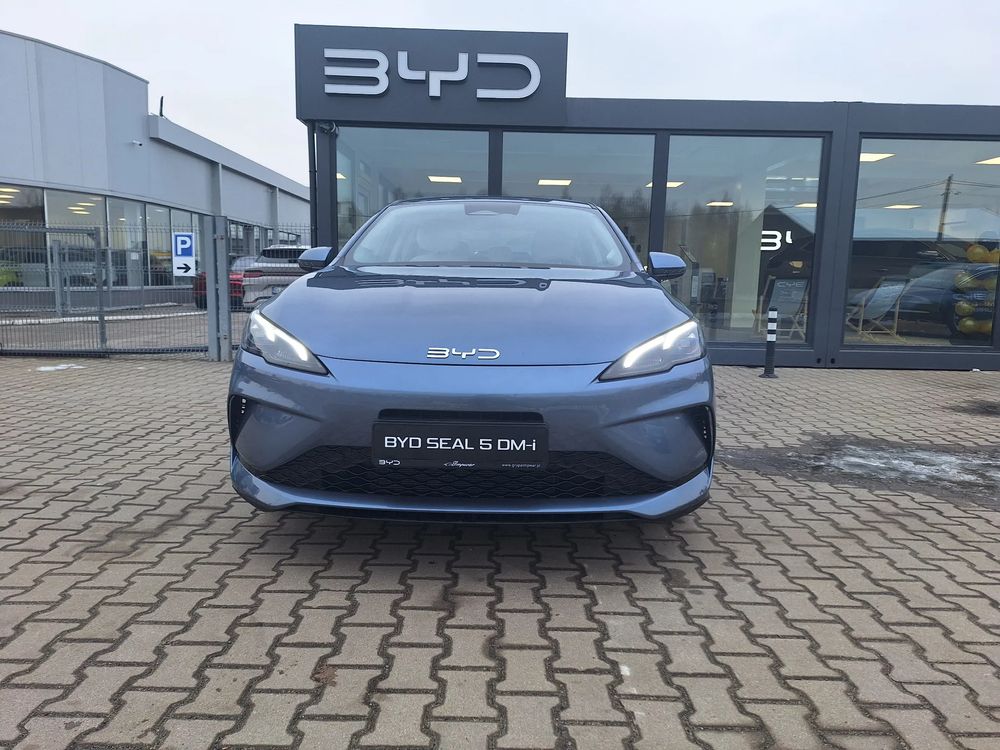 Zasięg 1050 km / Kamera cofania / Ekran 12,8 ''