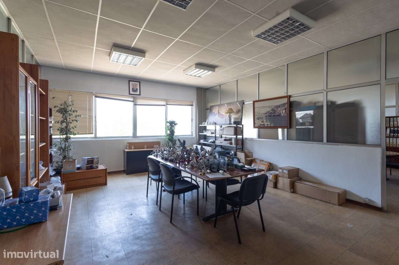 Armazéns com uma área de 5.270m2, em terreno com 14.000m2.-13