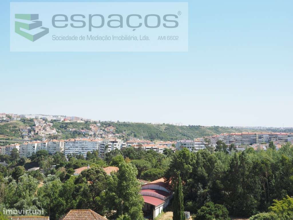 T3 com Terraço amplo e orientação solar a sul e vista desafogada.-6