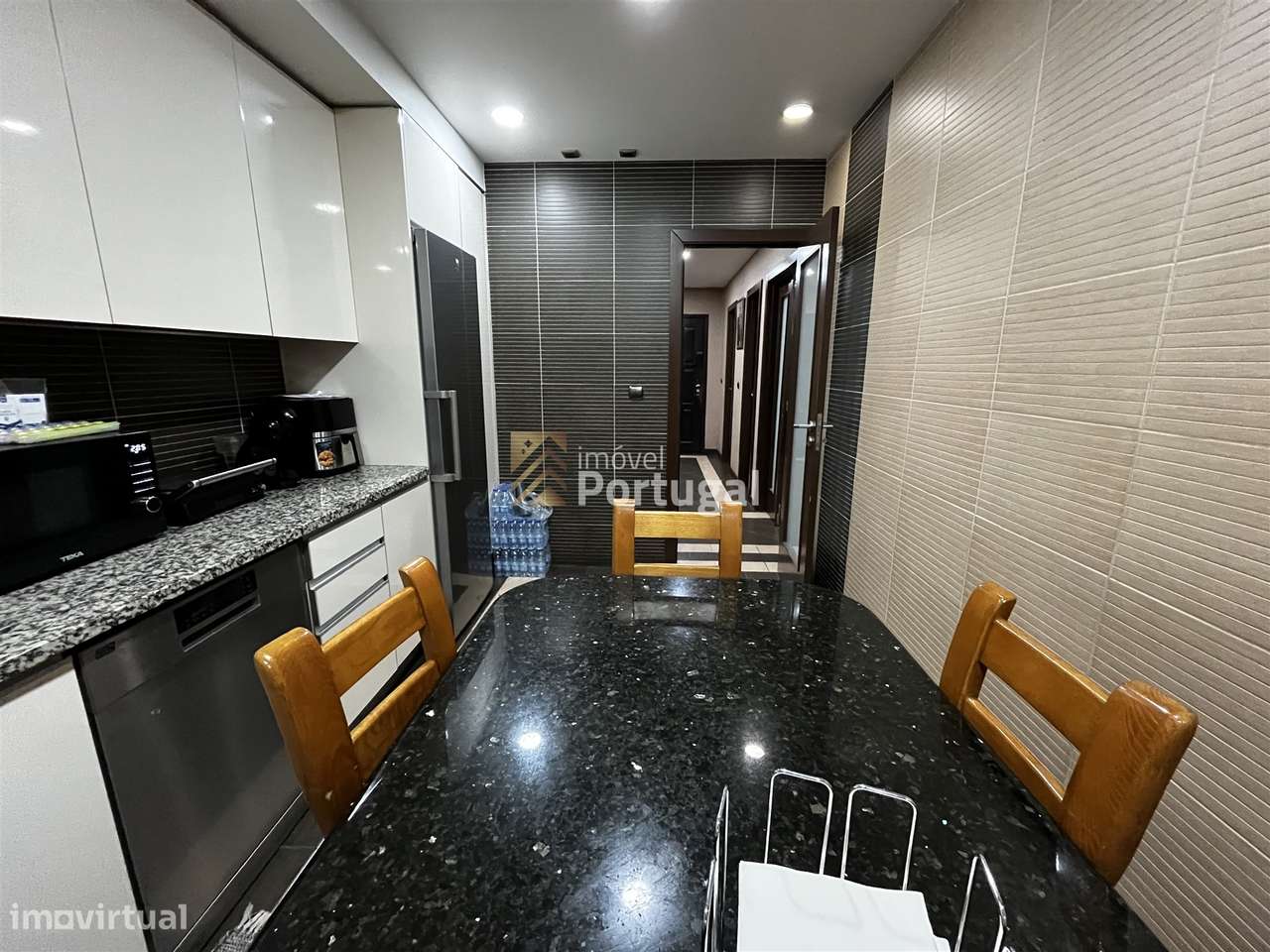 Amplo Ap. T4 Equipado, Prédio com Garagem Box e 2 Elevadores-3