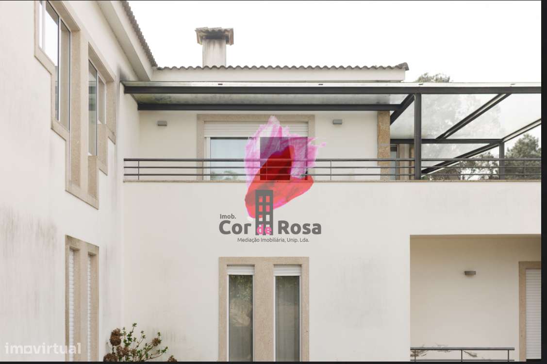 Casa Independente T4 + 2 com Piscina em Localização Privilegiada-16