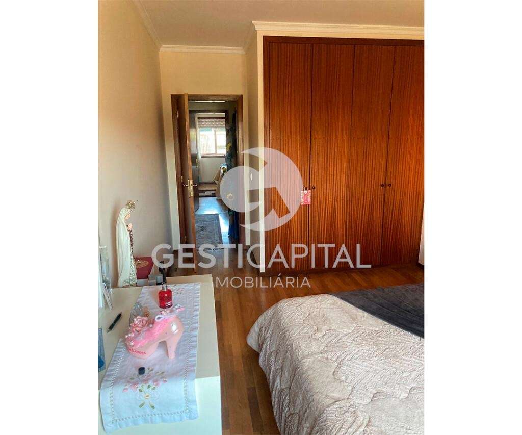 Apartamento T3, situado no rés do chão, com pátio e churrasqueira em V - Grande imagem: 5/42