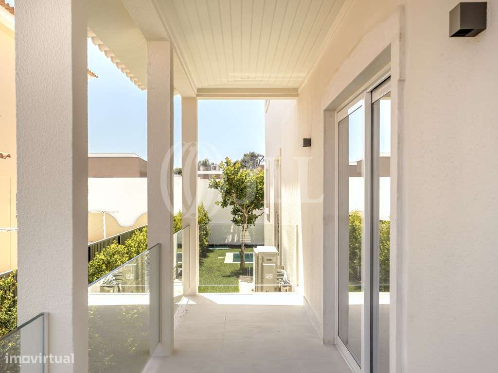 Moradia T5+2 com piscina no Estoril-4