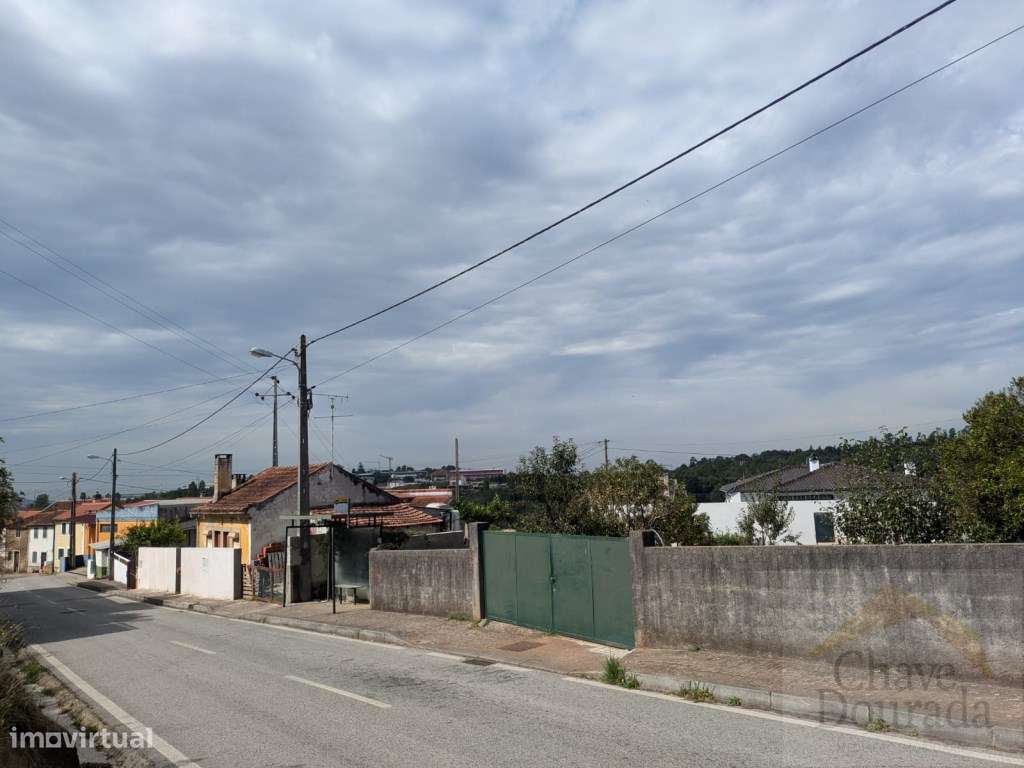 Vende-se moradia para recuperar com lote de terreno - Lordemão-10