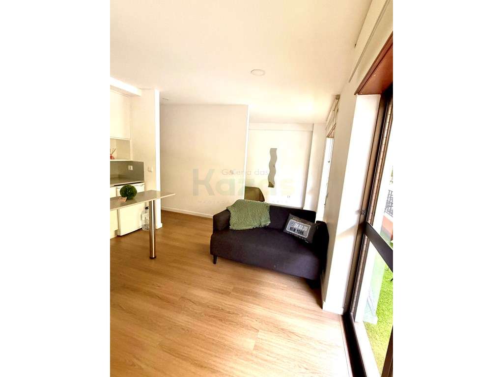 Escritório adaptado para T0 - Garagem - Av. Marquês de Pombal - Leiria-10